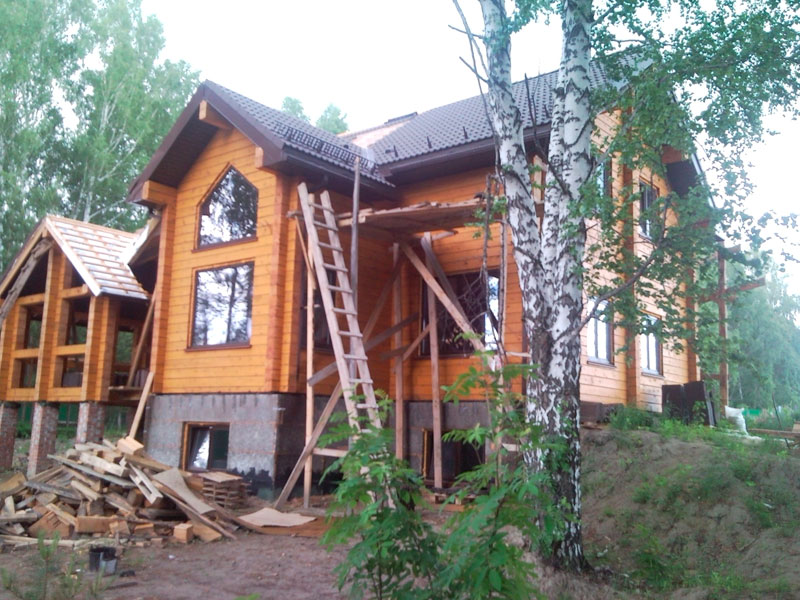 Коттедж в Нижней Ельцовке из кедра с полимернопесчаной черепицей